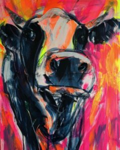 Kuhgemälde Gloria von Maren Martschenko: Expressionistische schwarz-weiße Kuh frontal vor pink-gelbem Hintergrund