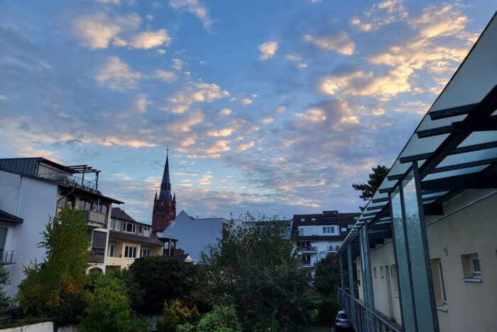 Hinterhöfe in Bonn Beuel mit blauem Himmel und Wattewölkchen im Sonnenaufgang